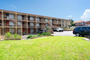 un aparcamiento frente a un edificio de apartamentos en Town Centre Motor Inn, en Merimbula