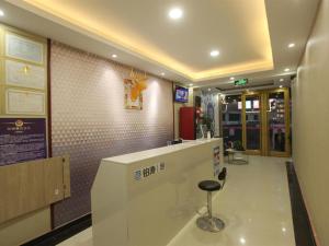 ein Restaurant mit einer Theke und einem Stuhl in einem Zimmer in der Unterkunft Pai Hotel Xuzhou Railway Station in Xuzhou