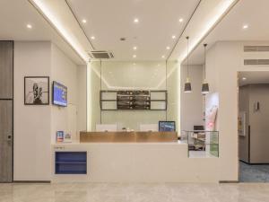 a lobby with a cashierasteryasteryasteryasteryasteryasteryasteryasteryasteryastery at 7 Days Premium Hotel Chongqing Jiefangbei No.1 Bridge Hongyadong in Chongqing