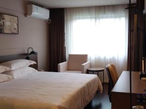 Habitación de hotel con cama y ventana en Jinjiang Inn Select Xiamen International Airport, en Linhou