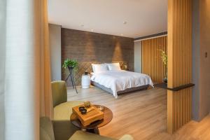 鄭州市にあるM Hotel Zhengzhouのベッドとテーブルが備わるホテルルームです。