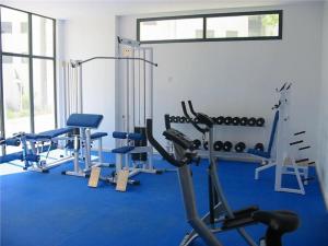 um quarto com um ginásio com uma passadeira e cadeiras em Apartamento El Gemelos em Cala de Finestrat