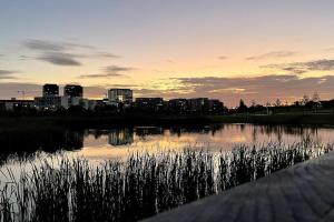 uma vista para o horizonte da cidade com um lago em Beautiful High Standard Apartment no Luxemburgo