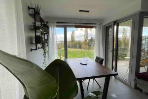 ein Esszimmer mit einem Tisch, Stühlen und einem Fenster in der Unterkunft Beautiful High Standard Apartment in Luxemburg (Stadt)