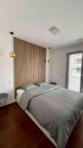 Un dormitorio con una cama grande y una ventana en Beautiful High Standard Apartment en Luxemburgo