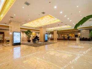 a lobby of a hotel with a desk in it at Dahe Jinjiang Hotel in Yanzhuang