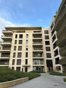 un gran edificio de apartamentos con muchas ventanas en Beautiful High Standard Apartment en Luxemburgo