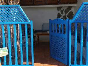 GuatizaにあるApartamento Kokozun 28のテーブル付きの部屋の2つの青い門