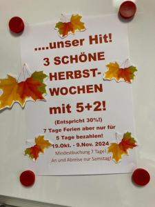 un cartel en una pared con hojas de otoño. en Landhaus Grünberg en Obsteig