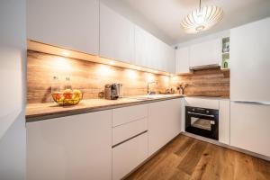 Virtuve vai virtuves zona naktsmītnē Apartment Edelweiss Les Gets - BY EMERALD STAY