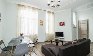 un soggiorno con divano e tavolo di Art Deco One-Bedroom Suite in Library House with Free 5G WiFi a Riga