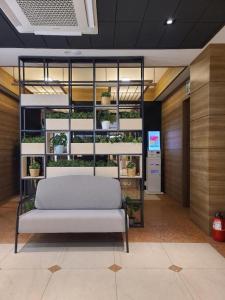 un letto nel mezzo di una stanza con piante di Hotel New Castle a Incheon