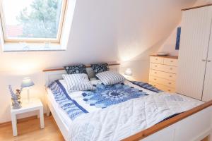 1 dormitorio con 1 cama grande y ventana en Ferienhaus Ostsee - a70522 en Pruchten