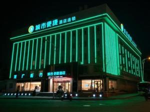 un edificio con luces verdes en el lateral. en City Comfort Inn Dandong Railway Station Yalu River Scenic Area, en Dandong