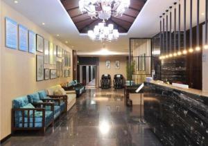 - un hall d'un hôtel avec des canapés et un lustre dans l'établissement Borrman Hotel Chengdu Chunxi Road Tianfu Square Metro Station, à Chengdu