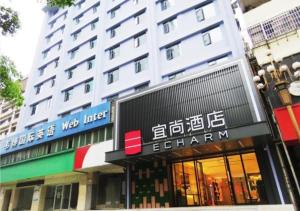 sklep przed budynkiem w mieście w obiekcie Echarm Hotel Nanchang Bayi Square Metro Station Wushang MALL w mieście Nanchang