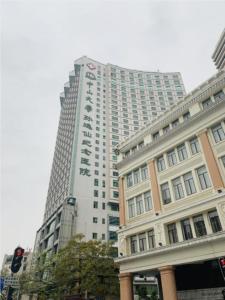 duży budynek z znakiem na boku w obiekcie City Comfort Inn Guangzhou Sun Yat-sen Memorial Hospital Yide Road Metro Station w Guangzhou