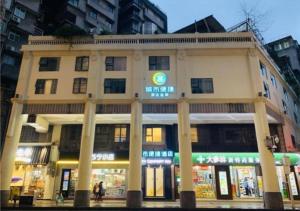 budynek z kolumnami przed sklepem w obiekcie City Comfort Inn Guangzhou Sun Yat-sen Memorial Hospital Yide Road Metro Station w Guangzhou