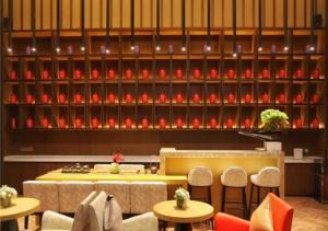 三江的住宿－E-Cheng Hotel Liuzhou Sanjiang Fengyu Bridge，墙上和桌子上放着红色鲜花的餐厅