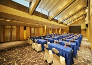 三江的住宿－E-Cheng Hotel Liuzhou Sanjiang Fengyu Bridge，大房间设有蓝色的桌子和白色的椅子