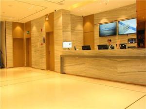 a lobby with a reception desk in a building at City Comfort Inn Ji'an County Junshan Avenue in Ji'an