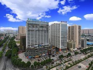 una vista aérea de una ciudad con edificios altos en City Comfort Inn Nanning Keyuan Avenue Metro Station, en Nanning