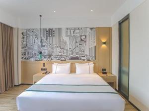 南寧市にあるCity Comfort Inn Nanning Keyuan Avenue Metro Stationのベッドルーム1室(白い大型ベッド1台付)
