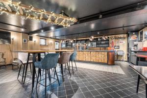 a bar with chairs and a table in a restaurant at ID Glamping De Coude Scheure in Middelkerke