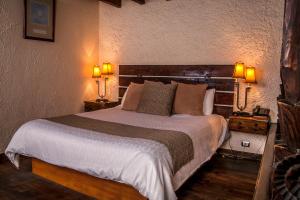 Postel nebo postele na pokoji v ubytování Las Rocas Resort & Spa