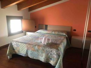 Un dormitorio con una cama con dos toallas encima. en Bondion Apartment, en Sandra