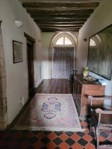 a room with a rug on the floor and a window at Prebendal Manor in Nassington