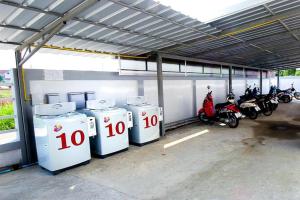 un grupo de motocicletas estacionadas en un estacionamiento en SC Palace Chiangrai Hotel en Ban Du