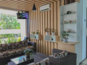 uma sala de estar com um sofá e uma mesa em HOTEL SG17 em Tuban