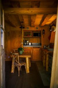 una piccola cucina con tavolo in legno e tavolo sidx sidx. di Valsoyo a Upie