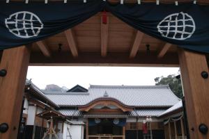 una entrada a un templo con una cortina delante en Coruscant Hotel Nagasaki Station2 en Asahimachi
