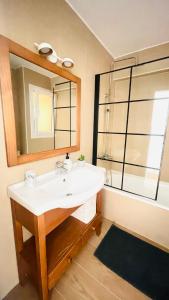 a bathroom with a sink and a mirror at Appart SALOU BEACH & PORT AVENTURA & FERRARI LAND 6-8 pers in Salou