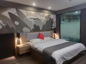 Thank Inn Hotel Yunnan Kunming Wuhua Puhuiyuan في Heilinpu: غرفة نوم بسرير كبير عليها لوحة على الحائط