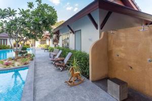 eine Villa mit einem Pool und einem Resort in der Unterkunft The La-Ngu Boutique in Langu