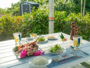 stół z kilkoma talerzami żywności w obiekcie The Beach Terrace Hotel AO Ishigaki w mieście Ishigaki