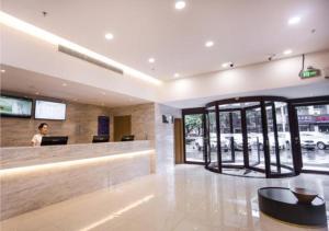 a lobby of a hotel with a reception desk at City Comfort Inn Yangzhou Dongguan Street Heyuan in Yangzhou