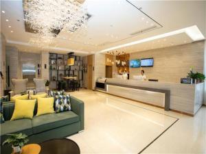 sala de estar con sofá verde y encimera en City Comfort Inn Yangzhou Jiangdu North Limin Road, en Jiangdu