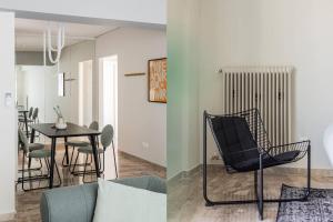 een woonkamer en een eetkamer met een tafel en stoelen bij Exclusive 2BR Apartment in Alimos by UPSTREET in Athene