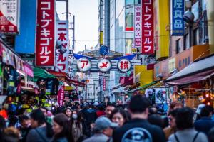 una multitud de personas caminando por una concurrida calle de la ciudad en winco, en Tokio