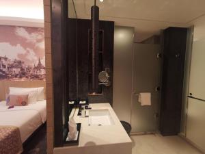 シアヌークビルにあるNanhai International Hotelの洗面台、ベッド、鏡のあるバスルーム +65枚の写真