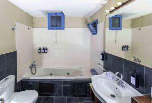 een badkamer met een bad, een toilet en een wastafel bij Hotel Utopía in Benalup Casas Viejas