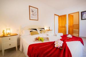 sypialnia z łóżkiem i tacą z owocami w obiekcie Villa Helios - PlusHolidays w mieście Calpe