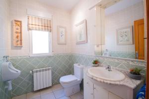 łazienka z toaletą i umywalką w obiekcie Villa Helios - PlusHolidays w mieście Calpe +36 zdjęć