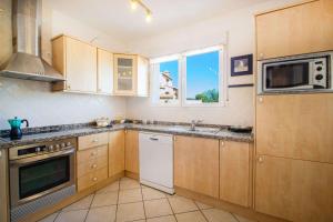 Kuchnia lub aneks kuchenny w obiekcie Villa Helios - PlusHolidays