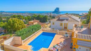 widok z lotu ptaka na dom z basenem w obiekcie Villa Helios - PlusHolidays w mieście Calpe
