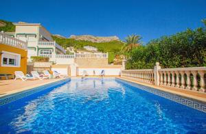Basen w obiekcie Villa Helios - PlusHolidays lub w pobliżu